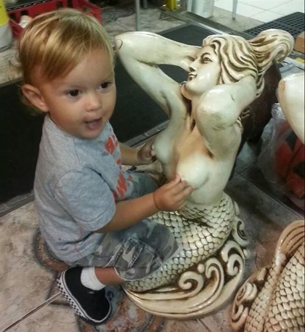 与雕塑合影太枯燥？看完这些照片保证你服