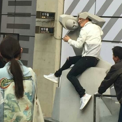 薛之谦顶着沙尘暴强吻雕像（图）